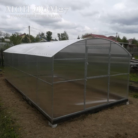 Теплица СверхПрочная ВАГОН 6 метров с поликарбонатом | Мой-Дом27 | Каркас изготовлен из оцинкованной замкнутой трубы 20*20 мм.<br>
 Ширина - 3 метра. Высота - 2,05 метра. Длина - 6 метров<br>
 Выдерживаемая снеговая нагрузка - 150 кг/м2. Выдерживаемая ветровая нагрузка - до 27 м/с.<br>
 Расстояние между дугами 1 метр. Ширина двери 0,96 метра.<br>
 <b>ДВОЙНАЯ ДУГА под дугой приварена еще одна дуга. Прямые стенки</b><br>